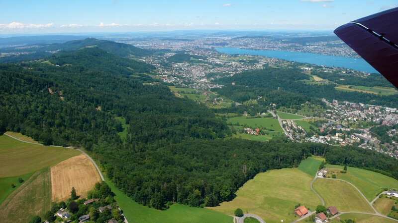 Aussicht über Langnau am Albis und Adliswil auf den Zürichsee