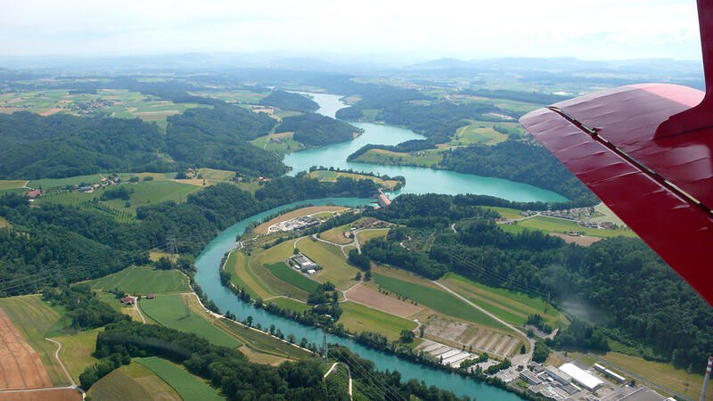 Wohlensee mit dem alten Wasserkraftwerk Mühleberg (Bildmitte)