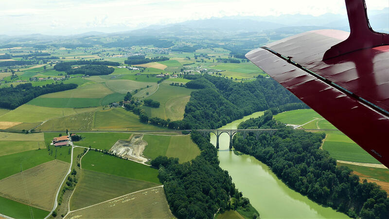 Über Barberêche: Aussicht auf den Röstigraben (Saane) mit dem Grandfey-Viadukt