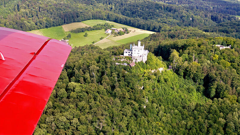 Restaurant Säli-Schlössli und, etwas versteckt, die Ruine Alt-Wartburg
