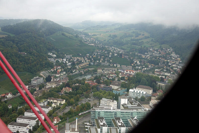 Limmatbogen bei Baden mit Bäderquartier, im Hintergrund das Höhtal