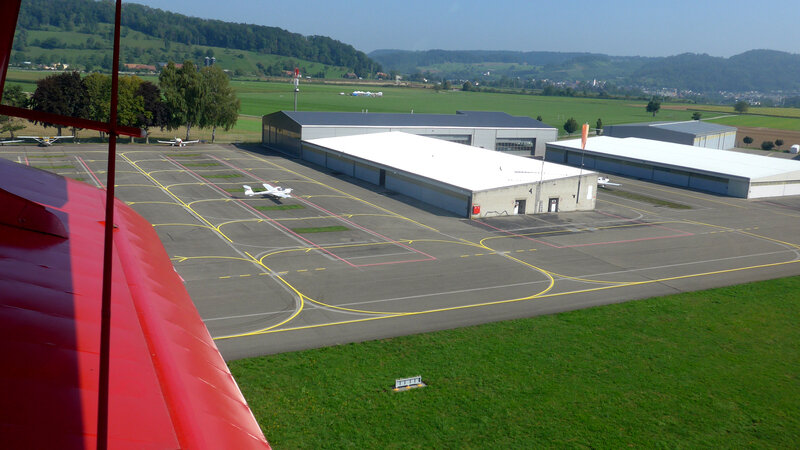 Ausgeflogen: Blick aus der Antonov An-2 auf den fast leeren Tarmac...