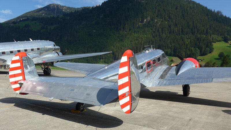 Eine weitere Beech B18 der "Classic Formation"