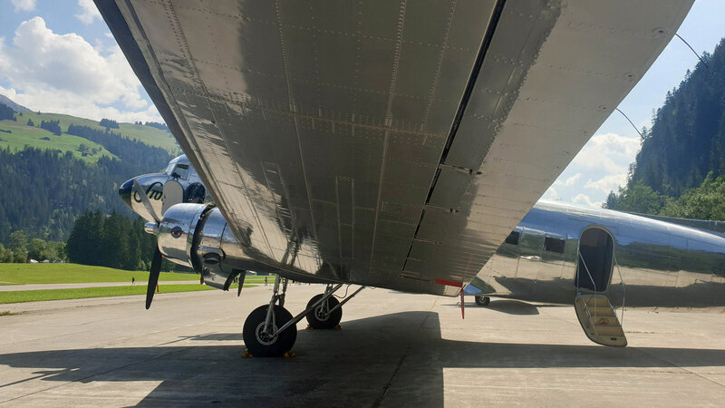 Unter dem Flügel der DC3
