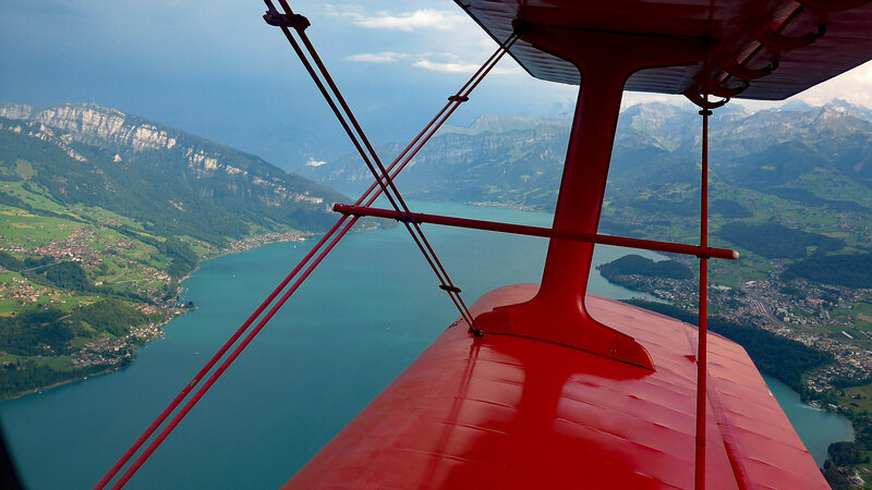 Thunersee mit dem Sigriswilgrat und aufkommender Gewitterwolke