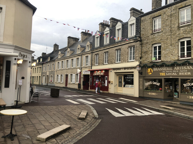 Eine ruhige Strasse in Sainte-Mère-Église...