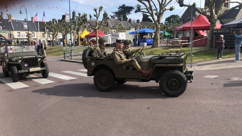 Parade der "Yankees" am D-Day in Sainte-Mère-Église