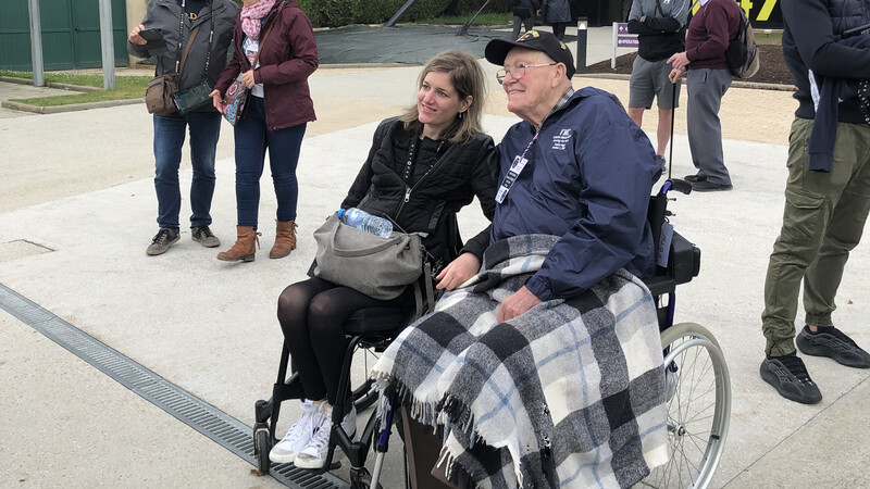 Einer der letzten D-Day-Veteranen mit Begleitung