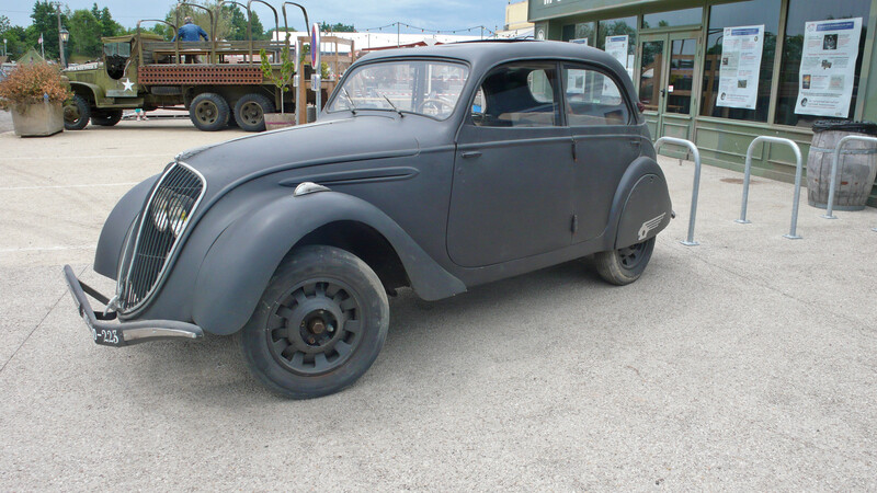 Peugeot 202 in "Tarngrau"