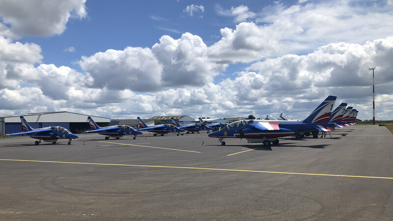 Zurück auf dem Aéroport treffen wir die gesamte Flotte der Patrouille de France an