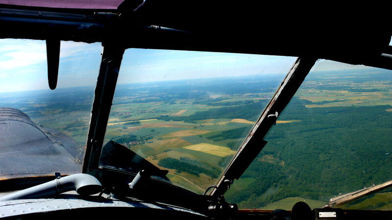 Aussicht aus dem Cockpit auf ein weites Land