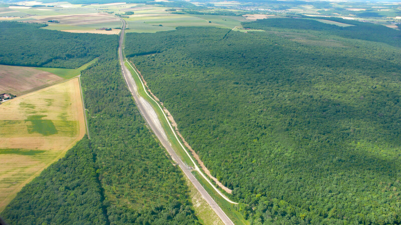 Nach den endlosen Feldern geht's weiter über riesige Waldflächen