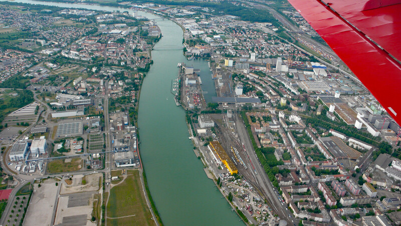 Nach dem Flughafen die Fluss-Häfen
