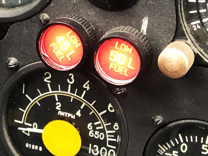 Das möchte der Pilot nie sehen: Benzinanzeige unter Null und beide Reserve-Warnlampen leuchten