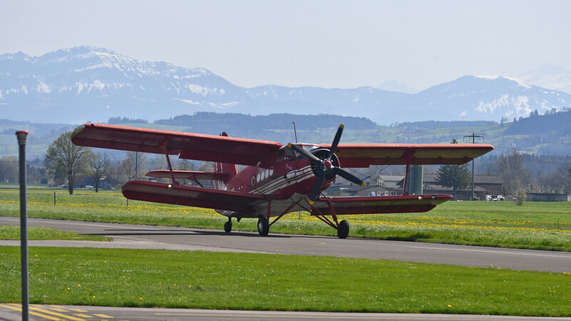 Antonov An2 YL-LEI gelandet in Triengen
