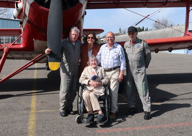 Die treue Superconnie-Passagierin mit Crew der Antonov und der Superconnie
