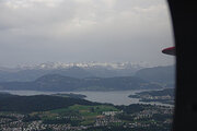 Über Ebikon: Blick zurück auf die Luzerner Bucht, den Bürgenstock und die Zentralschweizer Alpen
