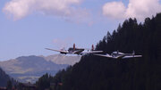 Zwei Beech B-18 der Classic Formation im Tiefflug über St. Stephan