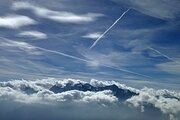 0358 Kondensstreifen und Wolken