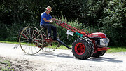 Traktoren auf dem Catwalk: Bucher-Traktor mit Heu-Zettler