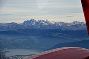 Blick über Zugersee und Zugerberg auf die Glarner Alpen